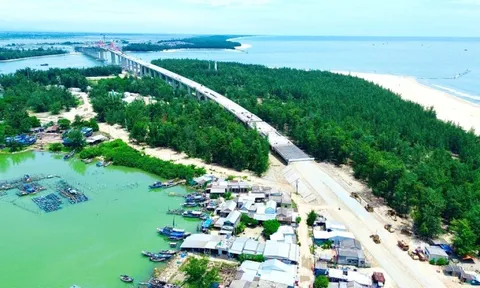 Vì sao công trình cầu vượt cửa biển dài nhất miền Trung chưa thể thông xe toàn tuyến?