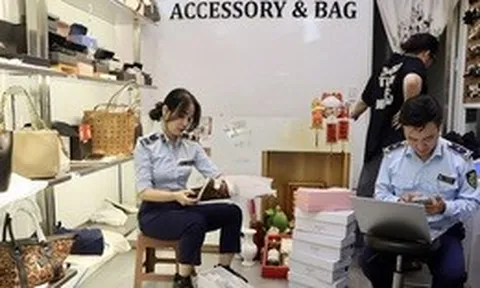 Đà Nẵng: Hàng hiệu siêu rẻ không rõ nguồn gốc được bày bán công khai tại các tuyến phố du lịch