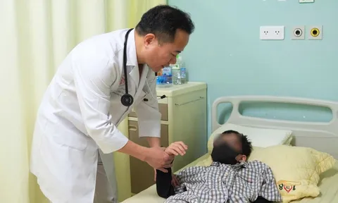 Cha mẹ bỏ qua các dấu hiệu cảnh báo, bé 14 tuổi bị đột qụy não giữa lớp học