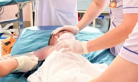 Bé trai tập đi bị bỏng toàn thân từ sơ sẩy 'chết người' của người lớn