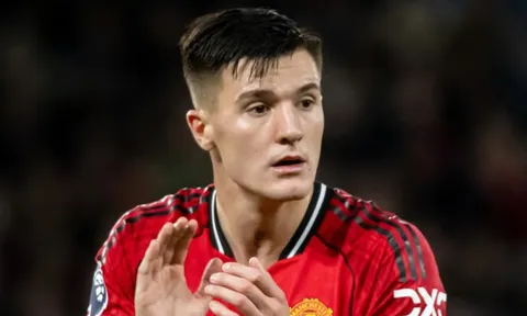 Tiền đạo Sesko của Man United bị ngộ độc thực phẩm