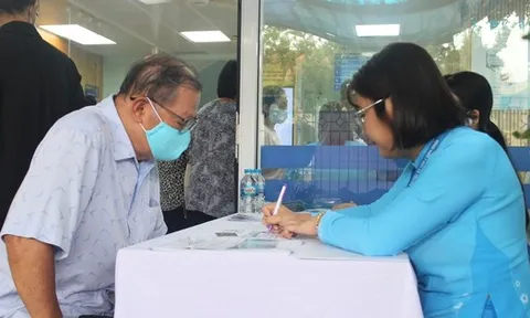 Người dân bị thu phí khi mua BHYT, BHXH TPHCM nói gì?