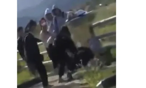 Mâu thuẫn trên Facebook, nữ sinh lớp 10 bị nhóm nữ sinh lớp 8 đánh hội đồng