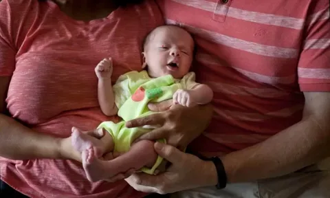 Tỷ phú Trung Quốc thuê đẻ 100 người con ở Mỹ