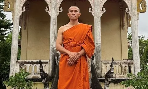 Anh Tạ của Mưa đỏ xuất hiện với hình ảnh lạ lẫm: Cạo trọc đầu, mặc áo nhà sư và đi chân trần