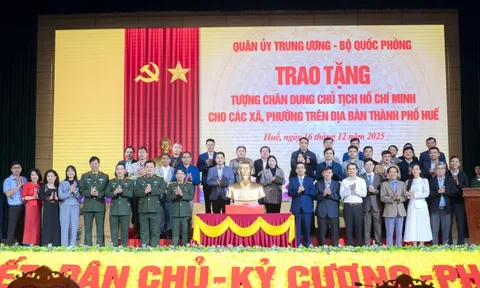 Trao tặng tượng chân dung Chủ tịch Hồ Chí Minh cho 40 xã, phường ở TP. Huế