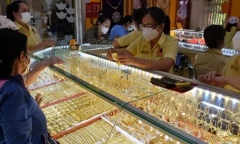 Giá vàng hôm nay 18-12: Tăng rất mạnh khi nhu cầu trú ẩn vốn nóng lên