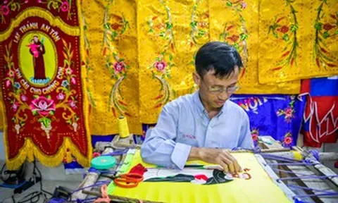 Noel cận kề, làng may lễ phục Công giáo ở Ninh Bình tăng tốc ngày đêm