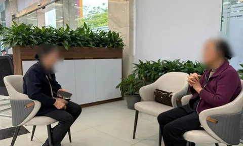 Nhân viên ngân hàng tạm dừng giao dịch chuyển tiền của 2 người phụ nữ lớn tuổi, sau đó mời công an tới làm việc