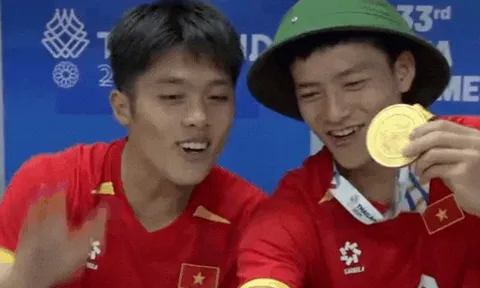 "Đột nhập" phòng thay đồ U22 Việt Nam: Cầu thủ bật loa ca hát, tranh thủ gọi về nhà ăn mừng HCV cùng người thân