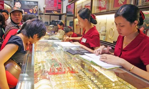 Vàng miếng 'một mình một chợ'