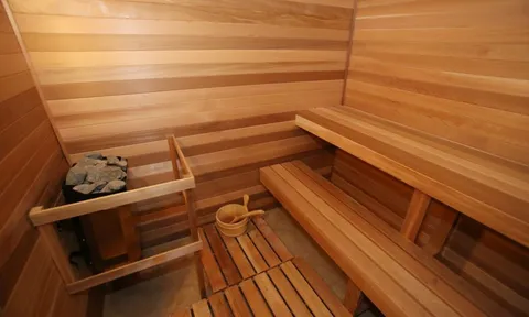 Bị mắc kẹt trong phòng xông hơi, cặp vợ chồng chết thương tâm