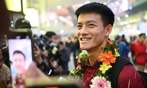 U22 Việt Nam sáng rực cả sân bay Nội Bài trong ngày mang HCV SEA Games về nước