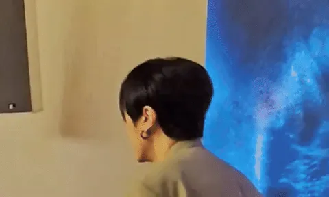 Ca sĩ nổi tiếng đi làm shipper, òa khóc vì không được chủ trả dù chỉ 1 xu