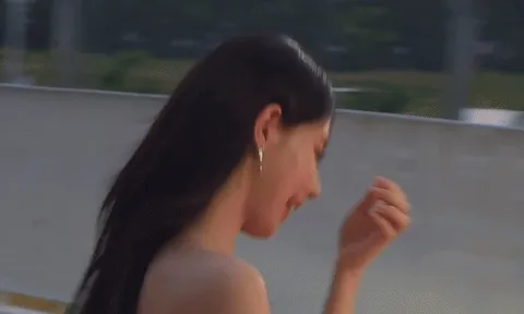 Tréo ngoe: Búp bê đẹp nhất showbiz được các nam sinh ùn ùn theo đuổi, cô vừa đeo kính lên tất cả “chạy mất dép”