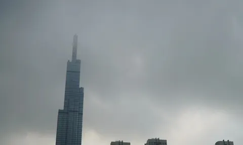 Sương mù phủ TPHCM, nhiều tòa nhà cao tầng mờ ảo trong màn sương