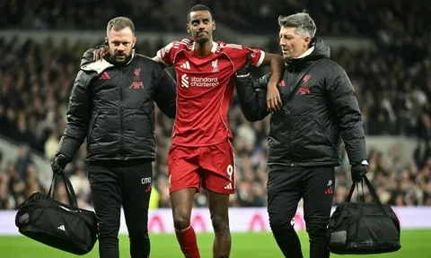 Cú sốc cho Liverpool sau ca phẫu thuật của Isak