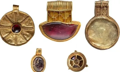 Dò kim loại, 2 người dân đào được kho báu chứa vàng, ngọc hồng lựu