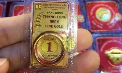 Giá vàng tăng cao nhất mọi thời đại, nhiều người ra tiệm vàng chỉ làm một việc, chuyên gia dự báo gì?