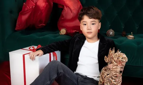 Mẫu nhí Tuấn Khải nổi bật trong bộ hình đón Giáng Sinh