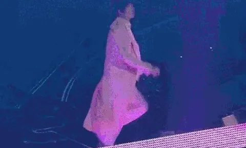 Nam ca sĩ A.T ngã đập gáy xuống sân khấu, fan quyên góp luôn 1,7 tỷ đồng trong 3 giờ