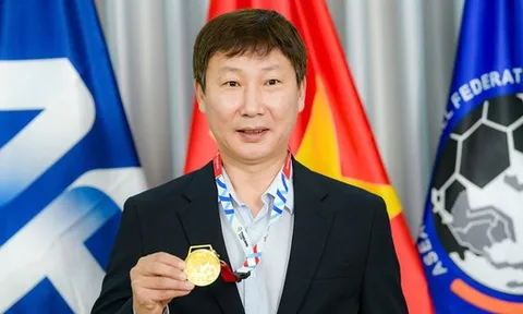 Huy chương Vàng độc bản nặng 33 chỉ của HLV Kim Sang Sik