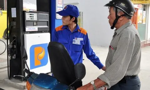 Giá xăng RON95 giảm mạnh về mốc 19.000 đồng/lít