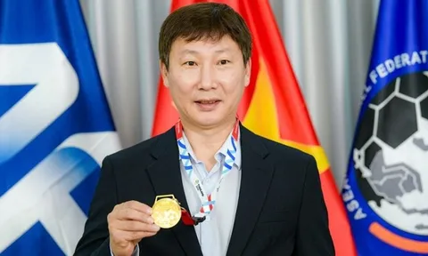 Báo Hàn sửng sốt trước tấm huy chương vàng 33 chỉ của HLV Kim Sang-sik: Trên nửa tỷ đồng