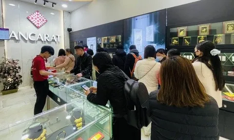 Giá bạc tăng mạnh, người dân Hà Nội xếp hàng mua