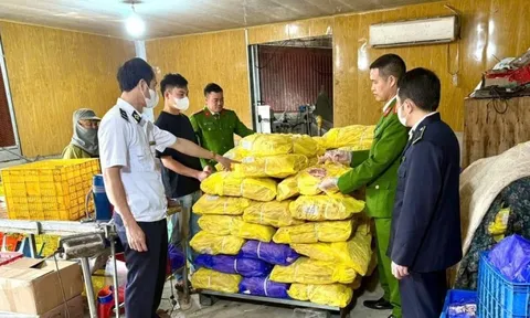 Phát hiện hơn 700 kg chân gà bẩn chuẩn bị tuồn ra thị trường dịp giáp Tết