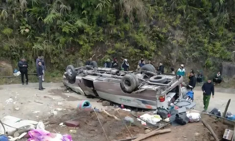 Xe chở đoàn từ thiện bị lật ở Lào Cai, ít nhất 8 người tử vong