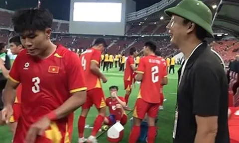 Video Đình Bắc có hành động gây sốt với ông thầy Kim Sang Sik