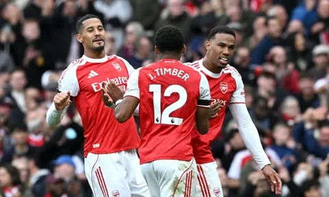 Liverpool được khuyên chiêu mộ hậu vệ của Arsenal