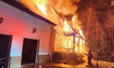 Nhà của huyền thoại thể thao bị nhấn chìm trong biển lửa kinh hoàng, cha qua đời, mẹ nguy kịch