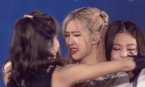 Cô gái có gương mặt đẹp nhất thế giới 2025 khiến MXH bất bình