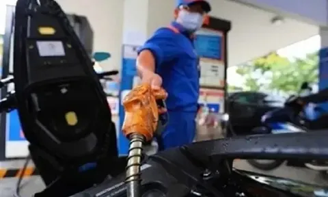Chốt năm 2025, giá xăng xuống dưới 19.000 đồng/lít