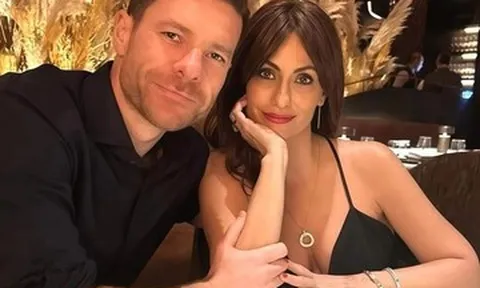 Vợ xinh đẹp cổ vũ Xabi Alonso giữa tin đồn sắp bị Real Madrid sa thải