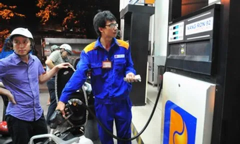 Giá xăng tiếp tục giảm, RON95 xuống dưới 19.000 đồng/lít