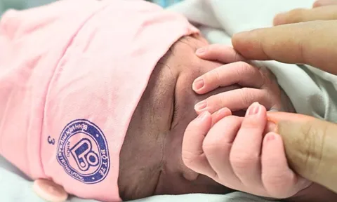 Khoảnh khắc xúc động đón em bé chào đời đúng giây phút giao thừa 2026