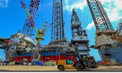 Kéo khối thép nặng 12.000 tấn nổi sừng sững, Việt Nam thành công làm chủ một công nghệ quan trọng