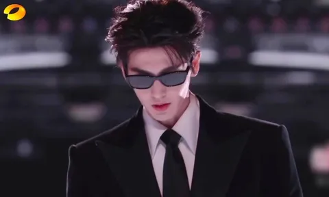 Mỹ nam đẹp nhất Đêm hội giao thừa 2026: Visual thách thức cả showbiz, pháo hoa đêm nay cũng không đẹp bằng