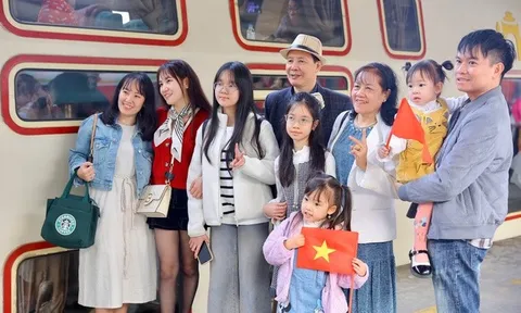 Chuyến tàu “Hà Nội 5 cửa ô” hút khách, du khách hào hứng trải nghiệm