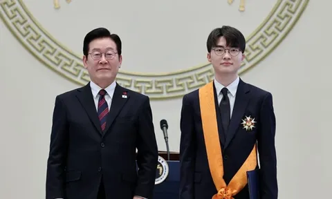 Tổng thống Hàn Quốc trao Huân chương Rồng Xanh cho Faker