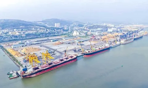 Chỉ trong vài giờ, hàng chục triệu USD "nô nức" qua cửa khẩu Việt Nam, có gì đáng chú ý?