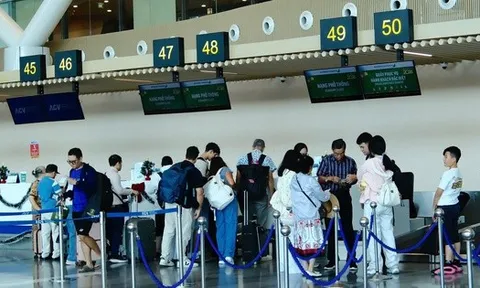 Người dân ùn ùn trở lại TPHCM, sân bay Tân Sơn Nhất đón khách kỷ lục