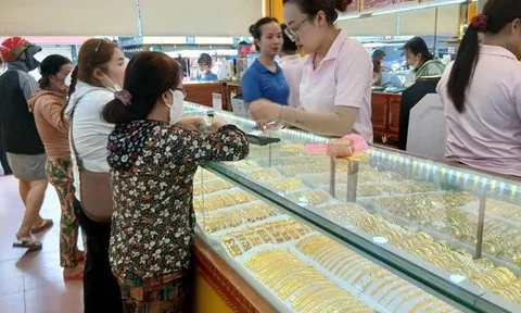 Giá vàng hôm nay 5-1: Giá vàng thế giới tăng vọt