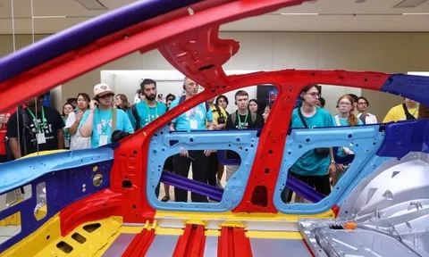 Nhà máy xe điện Xiaomi khiến cả Trung Quốc phát cuồng: 100.000 người tranh 200 suất tham quan