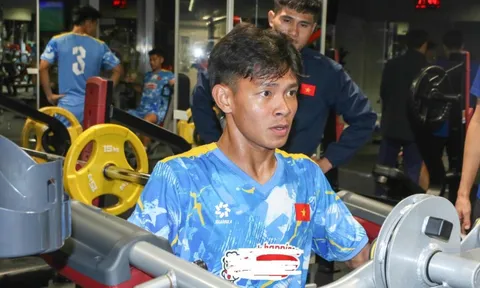 HLV Kim Sang Sik "tái mặt" khi một tiền đạo U23 Việt Nam bỏ dở buổi tập