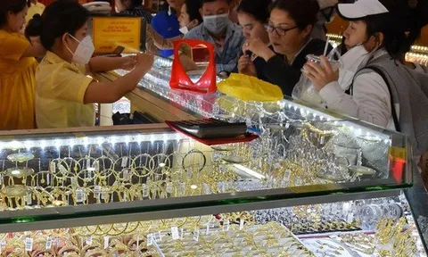 Giá vàng hôm nay 6-1: Tiếp tục tăng mạnh