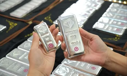 Giá bạc tiếp đà tăng mạnh